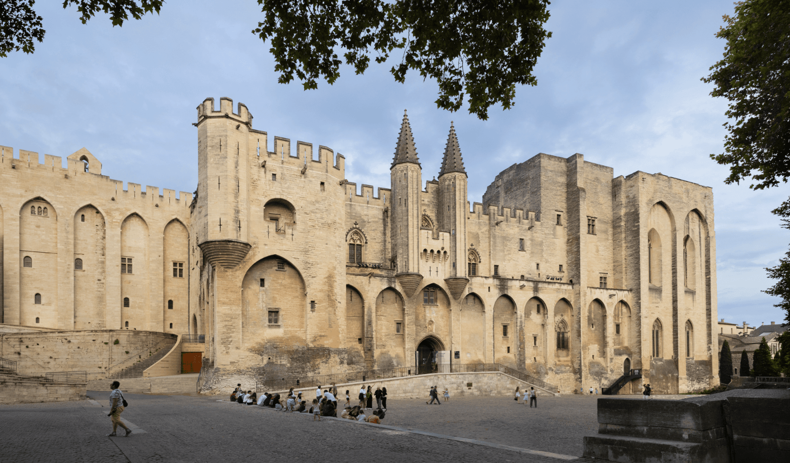 Der Papstpalast in Avignon, auf dem großen gepflasterten Platz