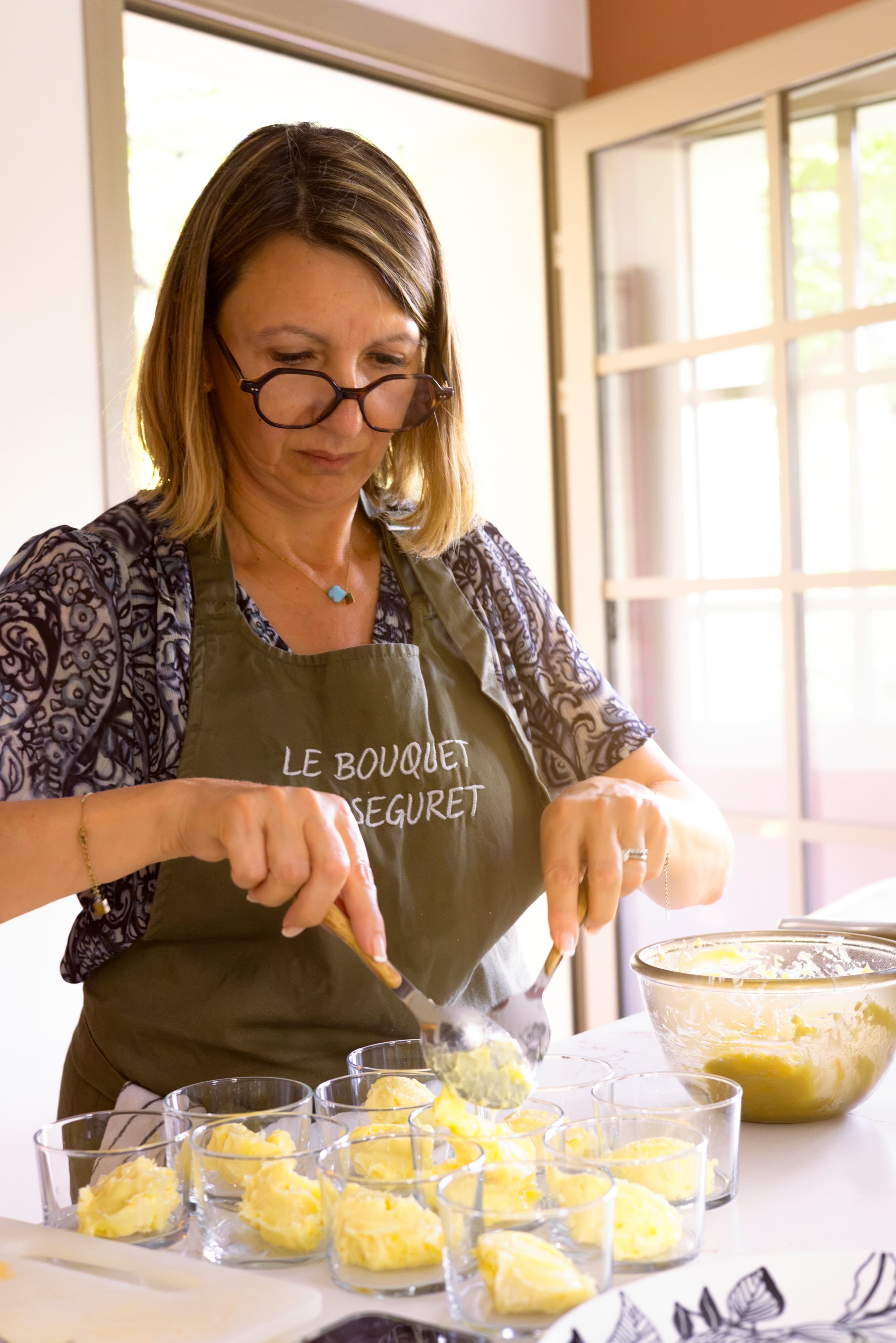 Emma maakt de hapjes voor het aperitief klaar