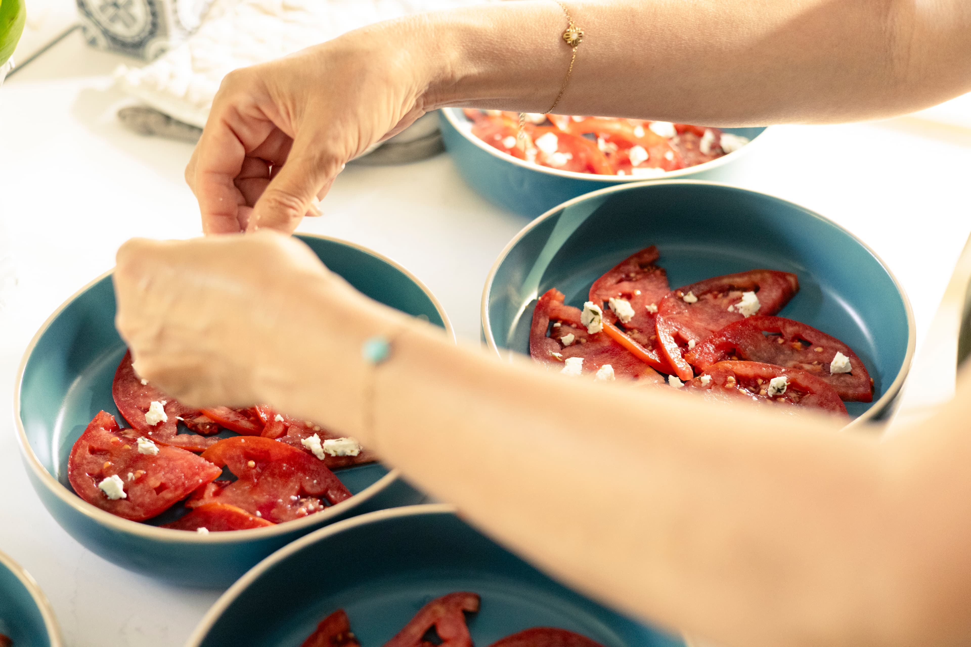 Tomaten en verse kaas, aangericht in de keuken