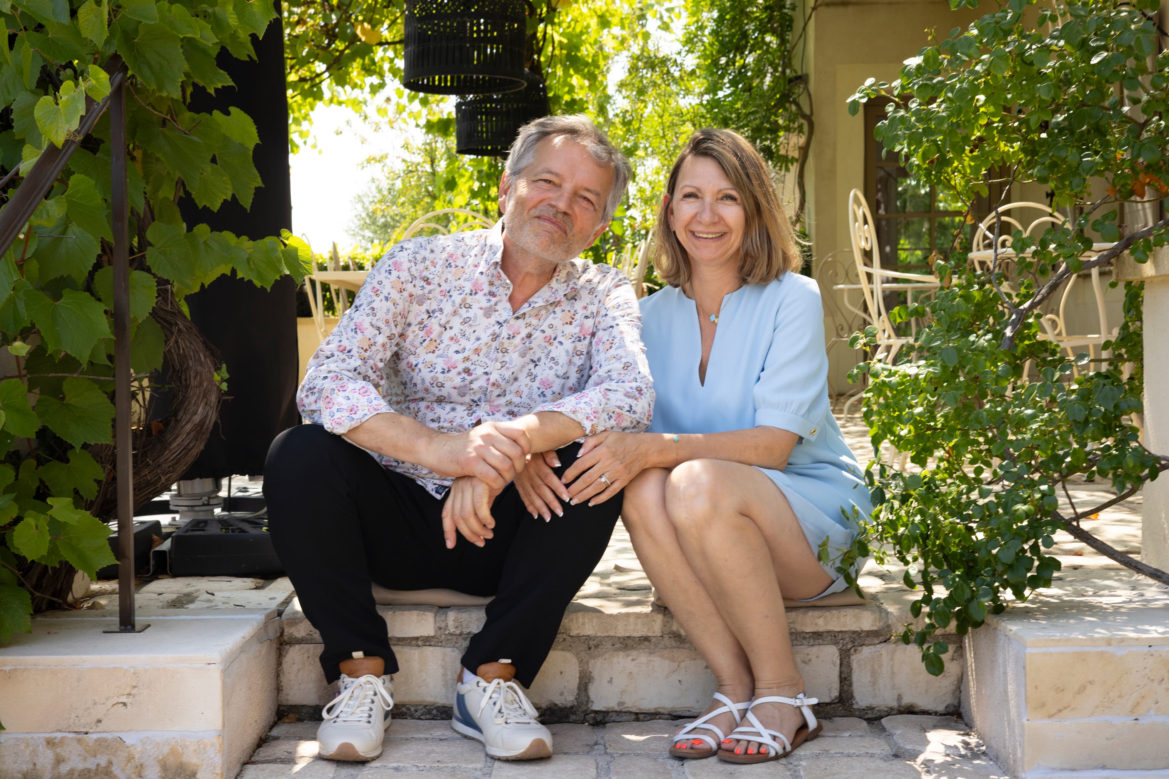 Sylvain und Emma auf den Stufen, unter der Pergola