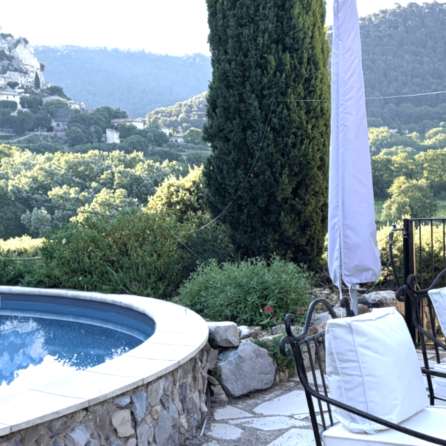 The pool with the village of Séguret behind