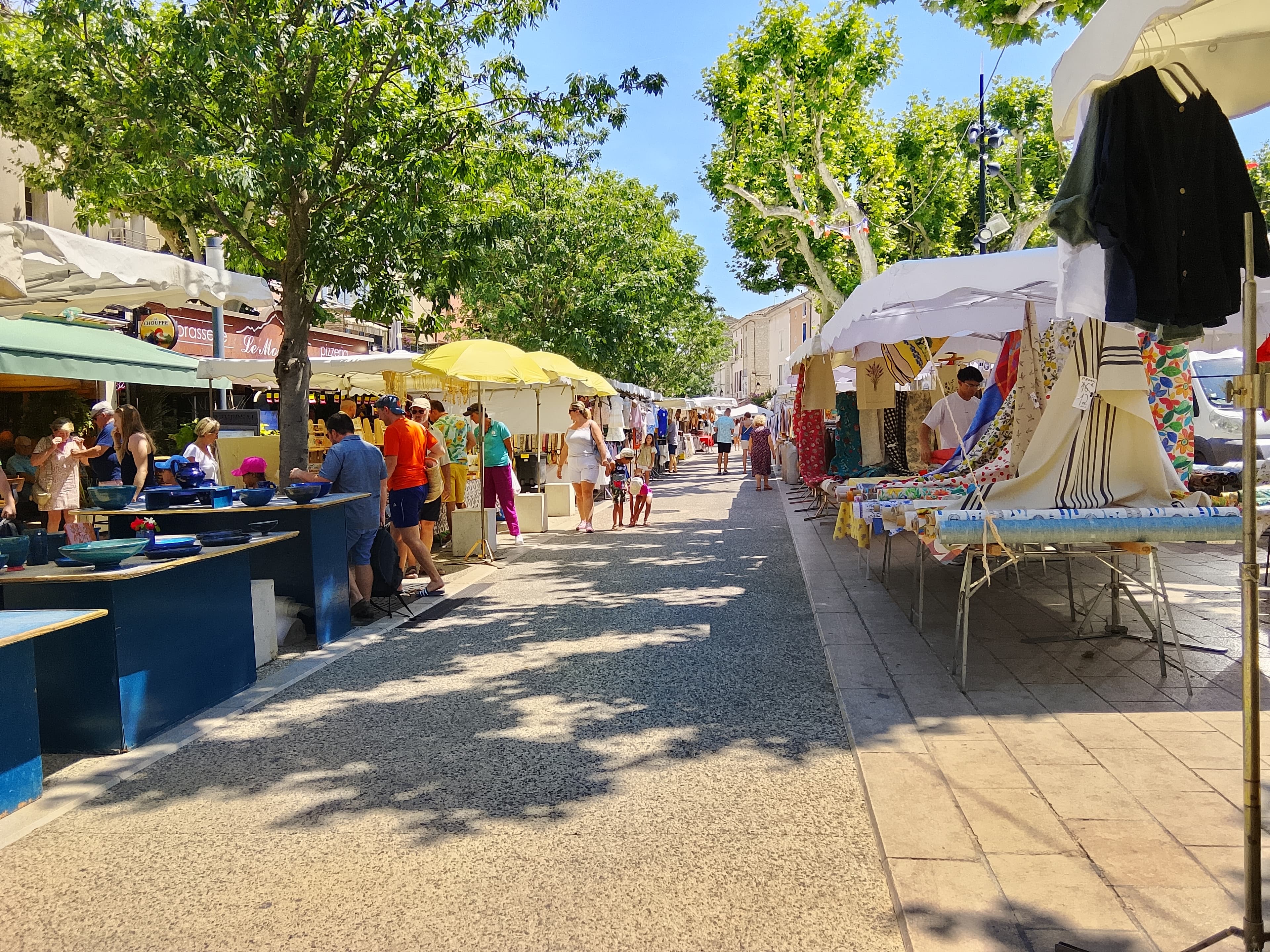 De marktstraat van Vaison-la-Romaine, midden op de dag