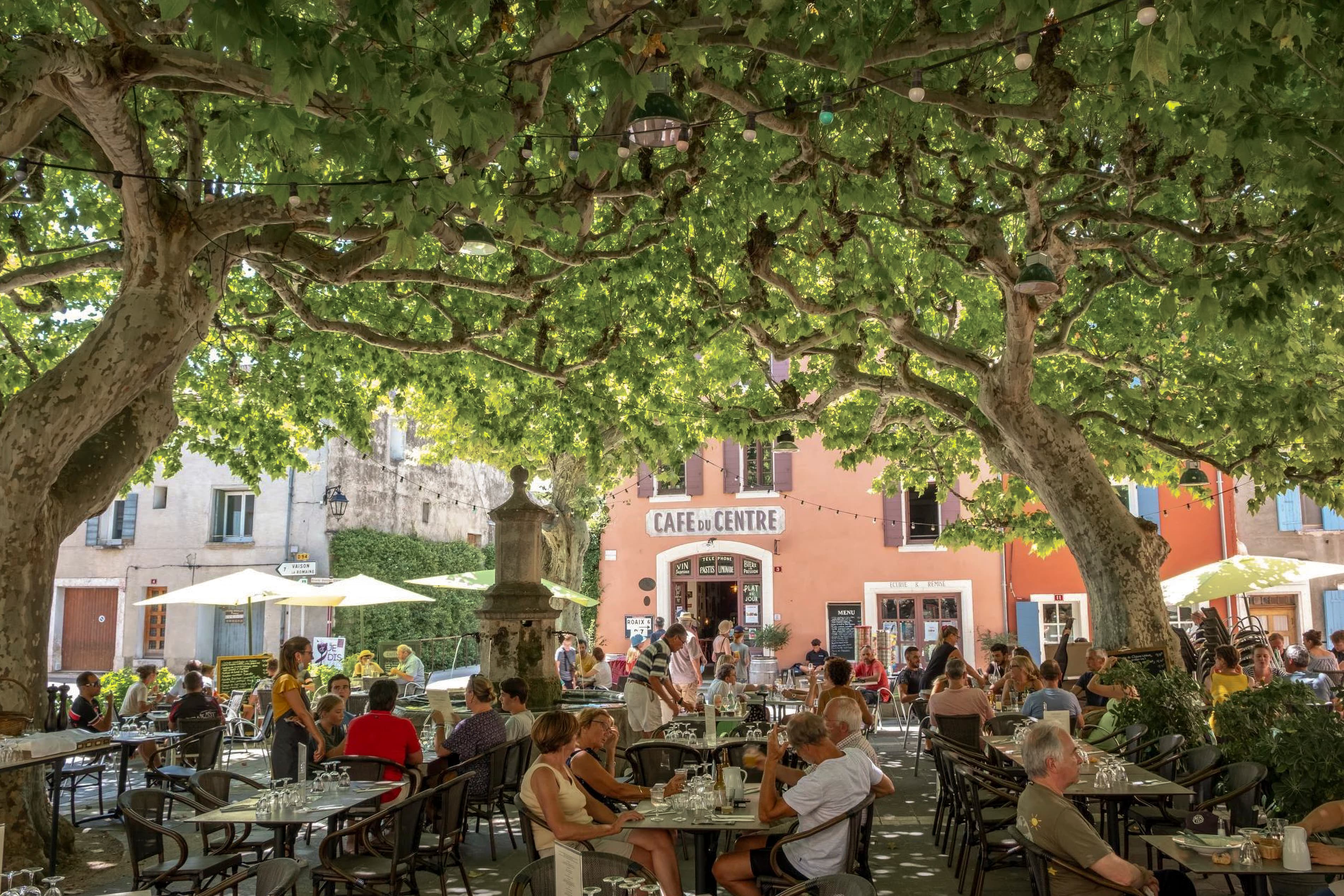Het plein van Séguret onder de platanen, rond lunchtijd