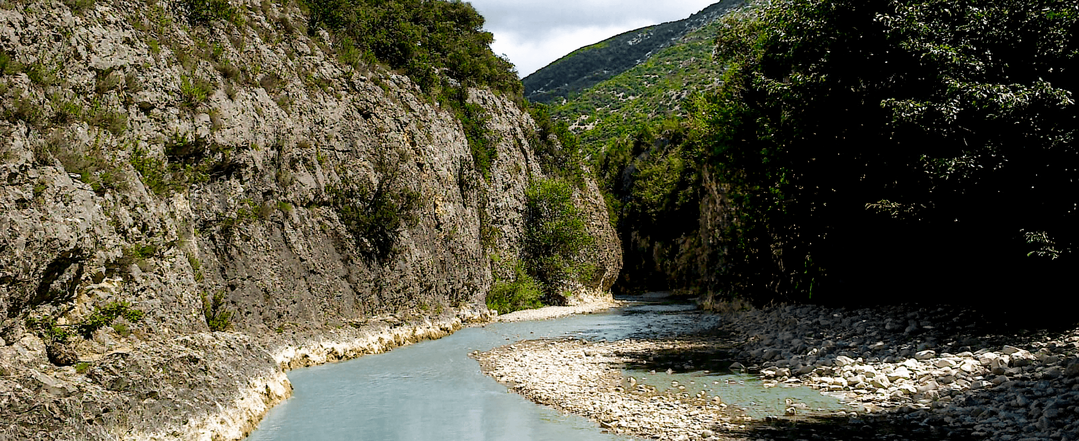 Die Schluchten des Toulourenc, das klare Wasser und die Kalkfelsen