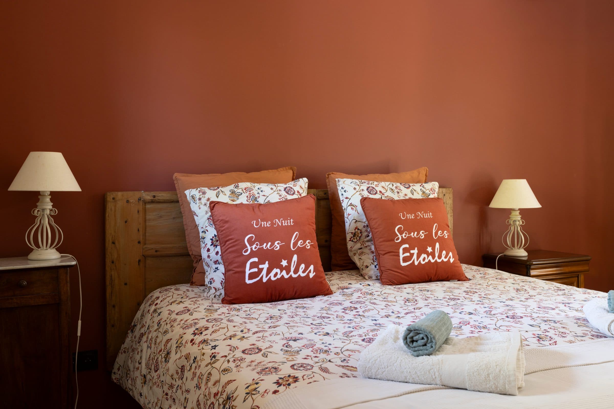 Das Bett mit Kopfteil aus altem Holz